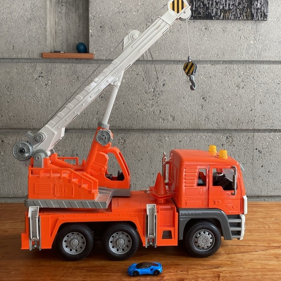 Large Crane Truck - Picture 14 of 15